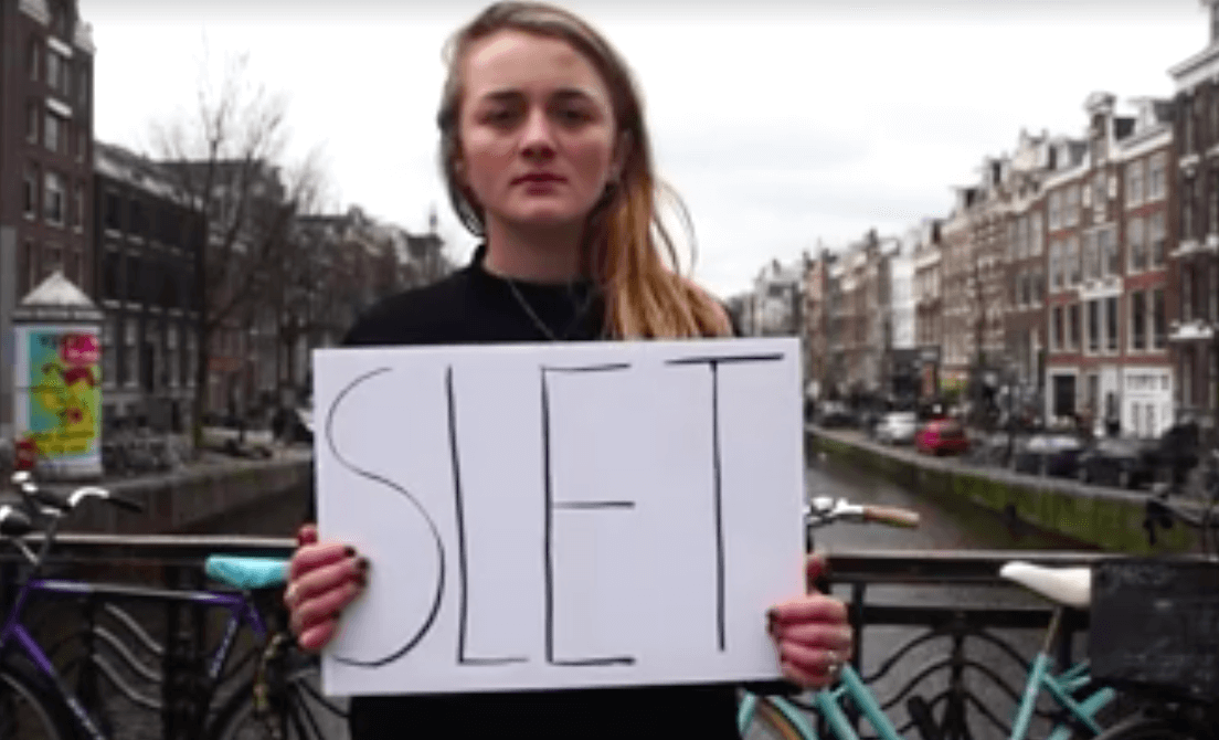 DIT filmpje van deze vrouw wordt massaal gedeeld; "Er werd gezongen dat je mij kond doen voor een pakje peuken"