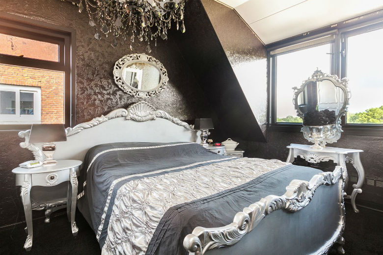 Unscheinbares kleines Haus. Nichts da. Inneneinrichtung in einer Farbe, schwarzes Badezimmer? Wow.