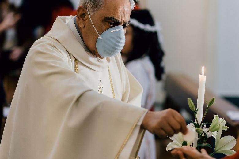 Kabinet is duidelijk: geen mondkapjesplicht in kerk