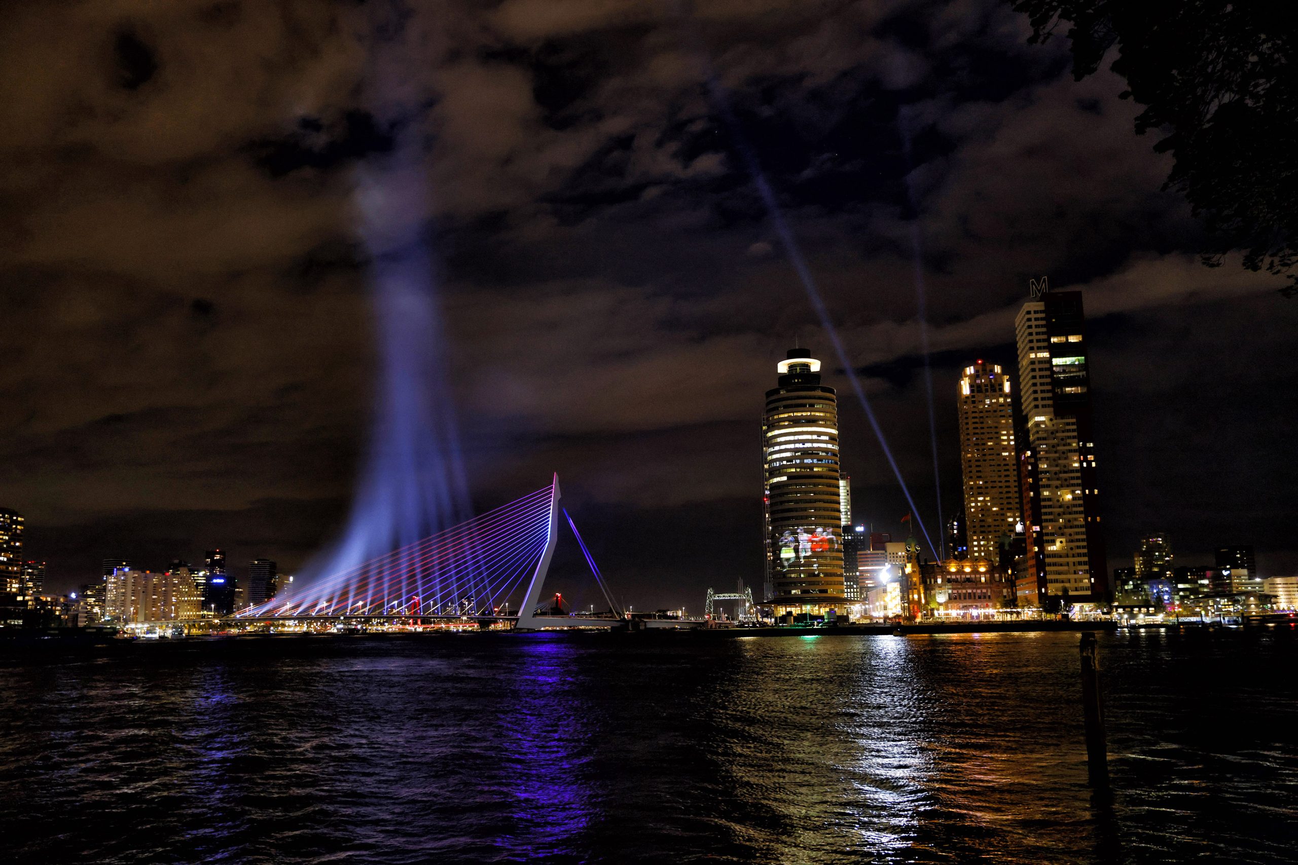 White Lives Matter-groep heeft actie met leuzen op Erasmusbrug opgeëist