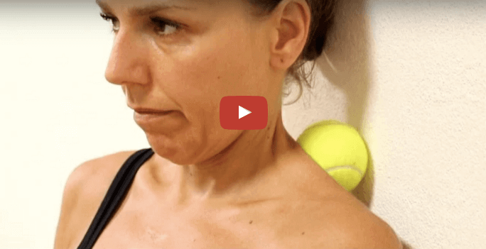 Last van je nek of schouders? Pak een tennisbal! Dit trucje helpt zeker weten.