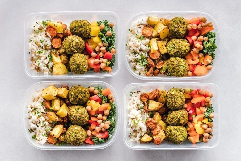 Zo krijg je je plastic vershoudbakjes écht goed schoon