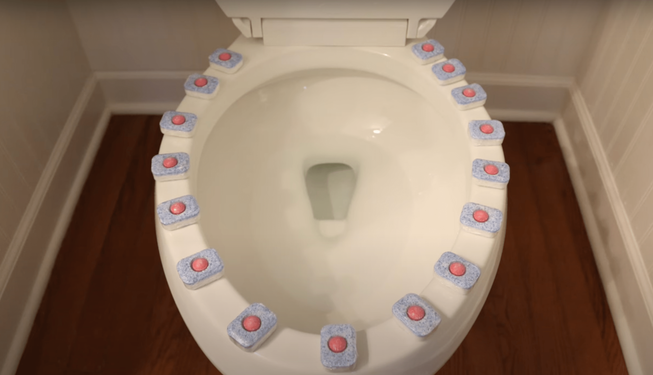 Laat een vaatwastablet in je toilet vallen en verbaas je over de transformatie!