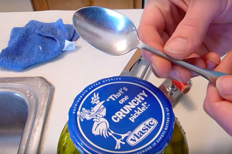 6 manieren om een klemmende pot te openen