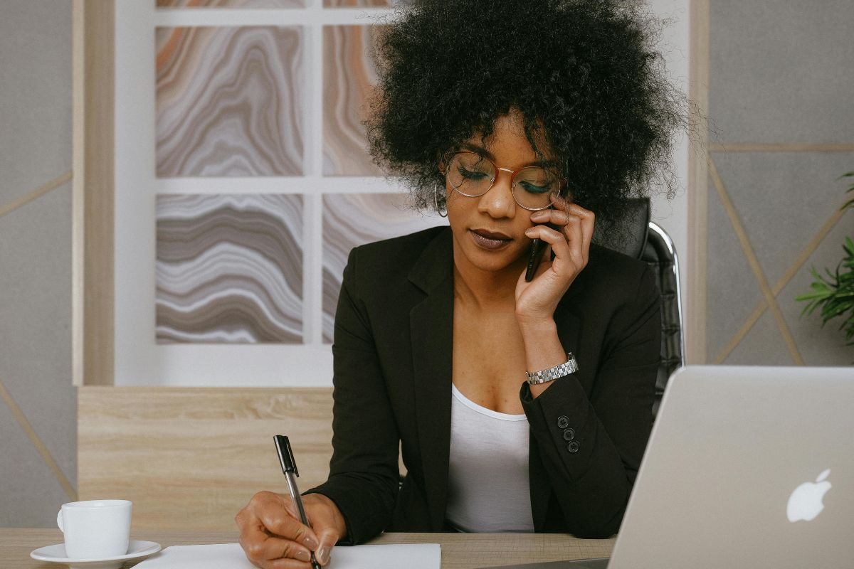 Waarom helpdesks bellen altijd zo frustrerend is – Herken jij deze ergernissen?