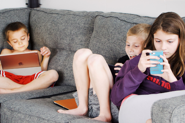 Kinderen tot 6 jaar brengen meer tijd achter scherm door dan ooit