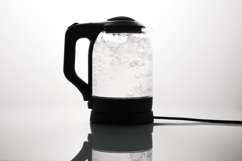 Wat is zuiniger: een kokend-waterkraan of een waterkoker?