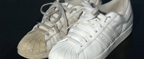 Witte sportschoenen en gympen weer wit maken