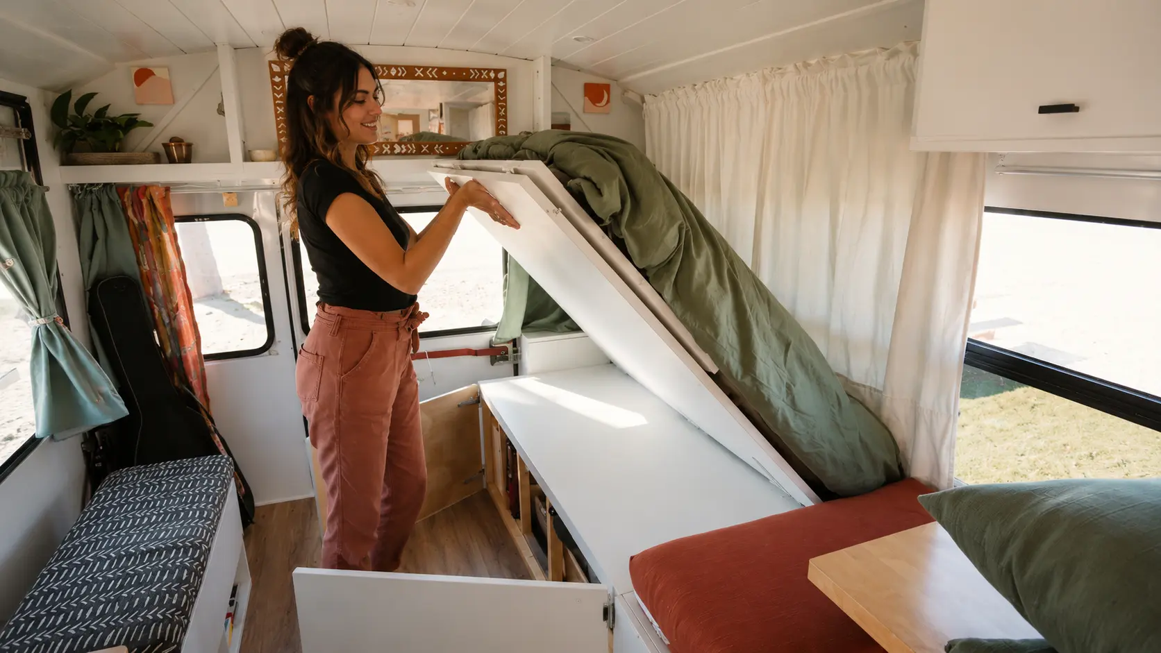 Dit stel heeft een oude schoolbus omgebouwd tot een tiny house – en het interieur verraste iedereen