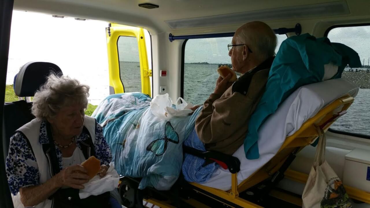 Deze man is niet zomaar een ambulance-chauffeur; kijk wat hij voor terminale patiënten doet! Wij hebben respect voor deze hulpverlener!