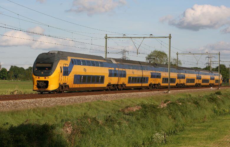 Afschuwelijk: een dode bij botsing tussen trein en lesauto
