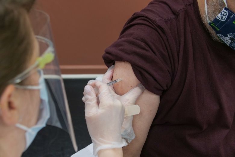 Zakcentje verdienen? Proefpersonen gezocht voor nieuw coronavaccin