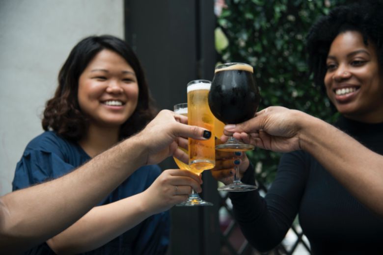 Kunnen vrouwen echt slechter tegen alcohol?
