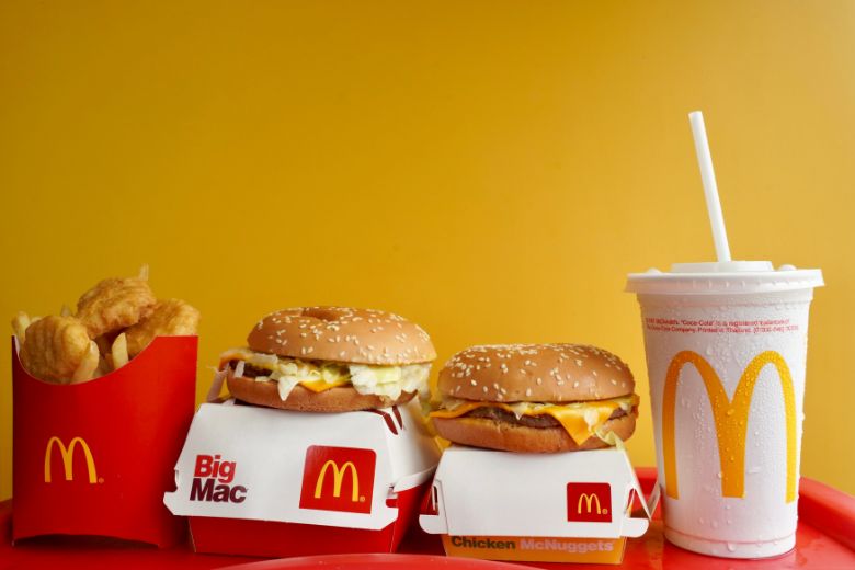 Wow: pasgetrouwd stel bestelt 300 burgers en tassen vol friet van McDonalds