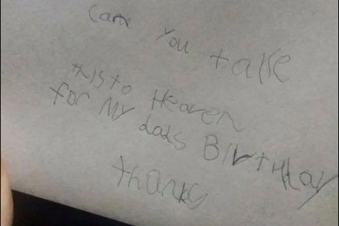 Jongetje (7) stuurt brief naar zijn vader in de hemel en krijgt hartverwarmend antwoord van postbode