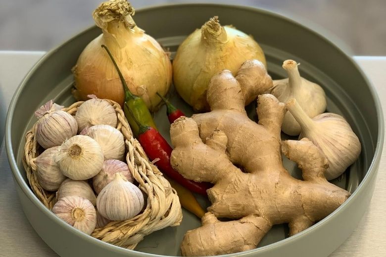 Dankzij deze tip hoef je NOOIT meer knoflook en gember te kopen