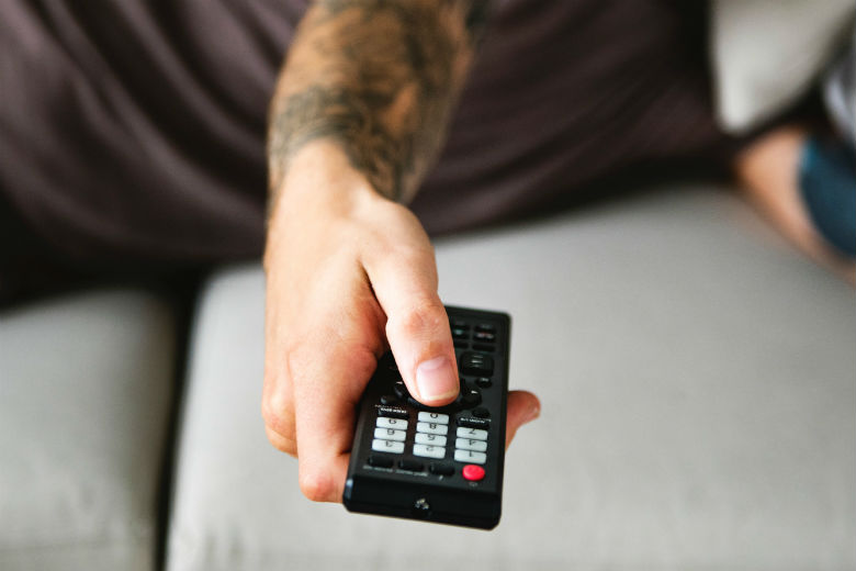 Dit is waarom je nooit voor de tv in slaap moet vallen!