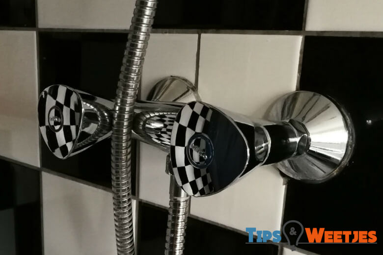 Zo verwijder je schimmel in de badkamer en zo voorkom je dat het weer groeit