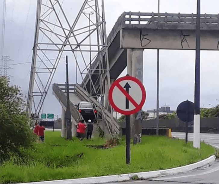 40 Foto’s die bewijzen dat je onderweg echt hele rare dingen tegenkomt