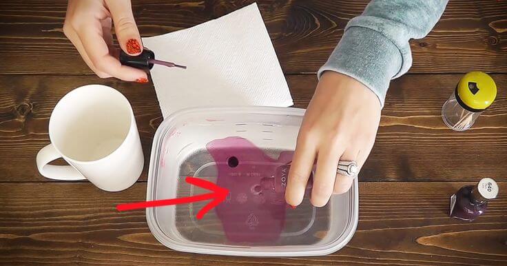 Ze giet wat nagellak in een bakje heet water, moet je zien wat ze ermee doet!