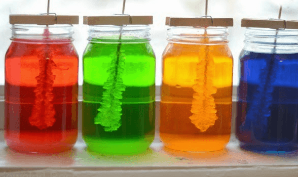Ze legt een satéprikker in een pot gekleurd water... Wat er na een week gebeurt is ongelofelijk!