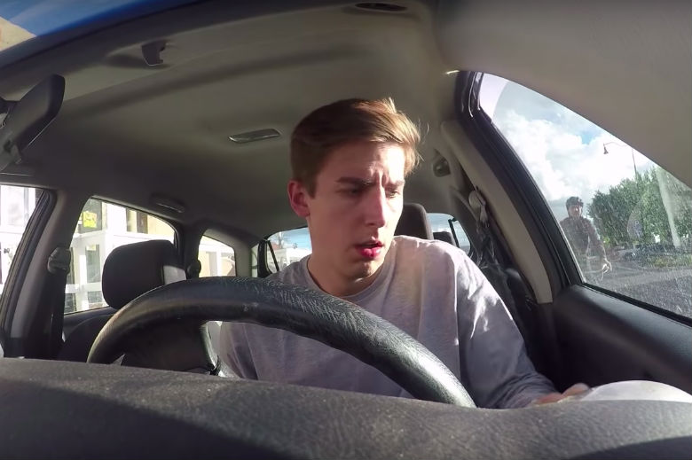 Waarom je nooit de autodeur met je linkerhand moet openen