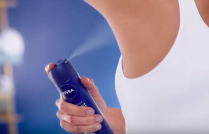 Witte of gele deodorantstrepen in je kleding? Zo krijg je ze er weer uit!
