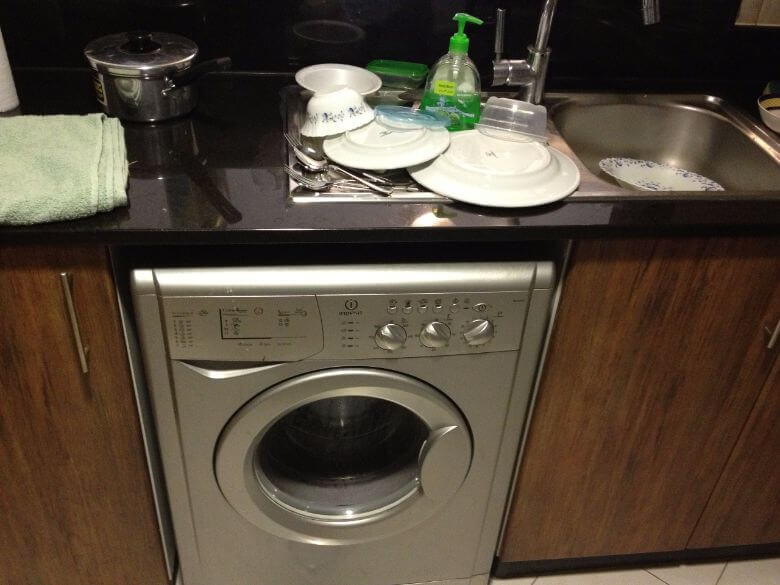 Heb jij je wasmachine in de keuken staan? Liever niet doen en dít is waarom