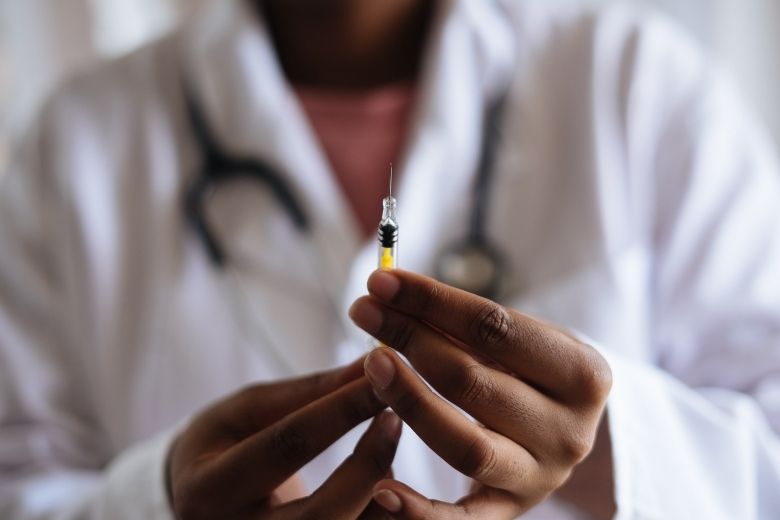 ‘Effectiviteit Pfizer-vaccin daalt na een half jaar naar 84 procent’