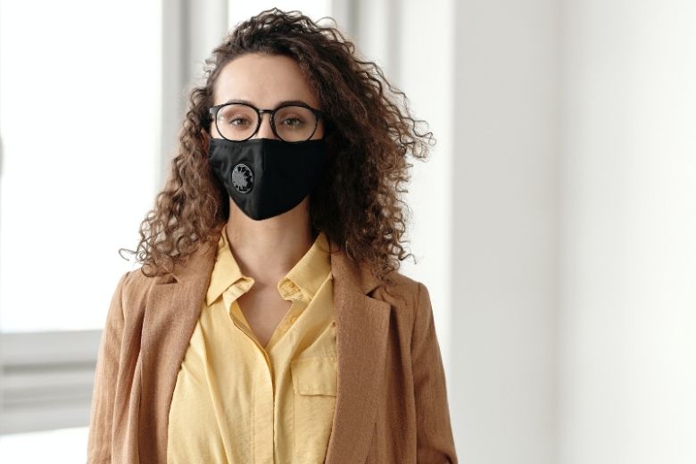 Goed nieuws voor brildragers: drie keer minder kans op coronabesmetting 