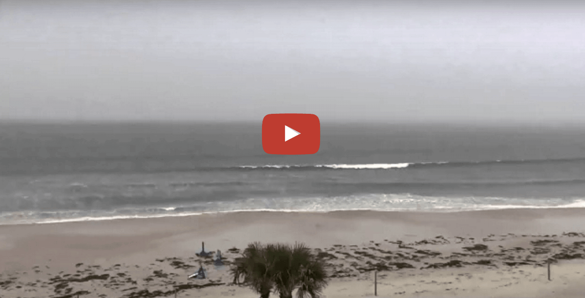 Let goed op de zee. Deze cameraman schrok zich rot! Zeer indrukwekkend dit!