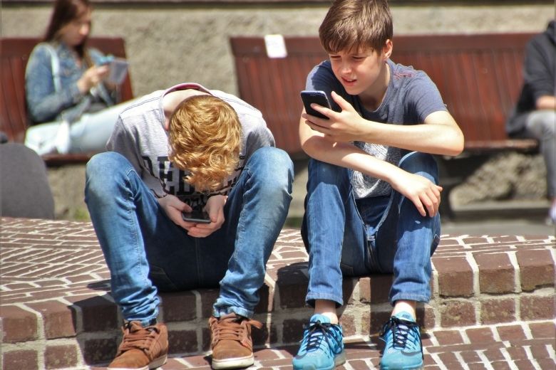 4 tekenen dat je kind te veel social media gebruikt