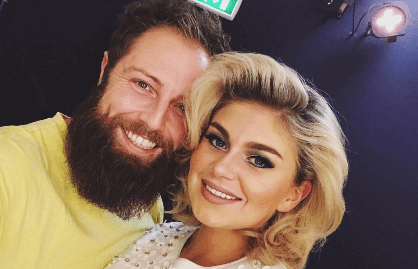 Roxeanne Hazes draagt een wel heel comfortabel pak op het podium..