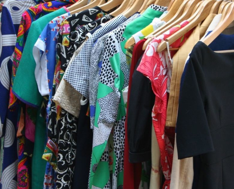 Kleding verkopen op de vrijmarkt? Zo gaat dat veel makkelijker