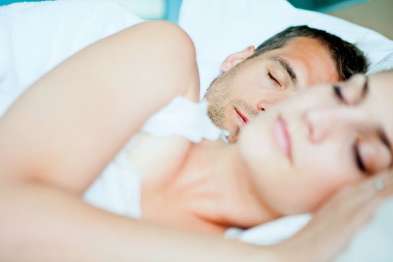 Snurkt jouw partner? Met dít slaapkamerhulpje op het nachtkastje straks niet meer!