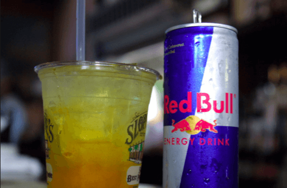 Schokkend: alcohol mixen met energiedrank is levensgevaarlijk om DEZE reden...!
