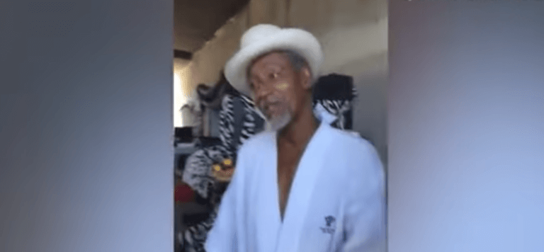 VIDEO: dakloze man wereldberoemd door video van zijn "huis" onder de snelweg: 'Dit is mijn jacuzzi'