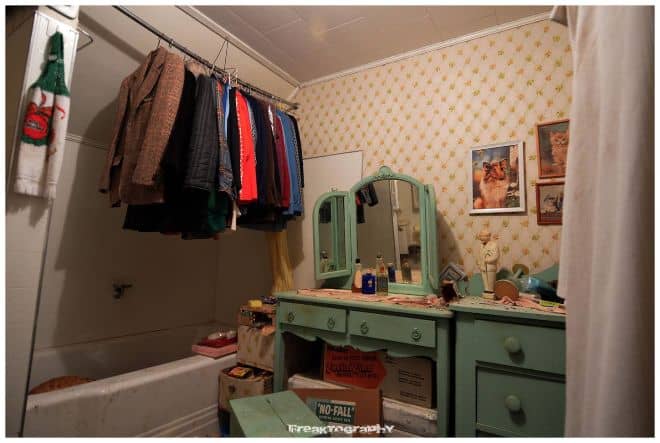 De badkamer met een kaptafel