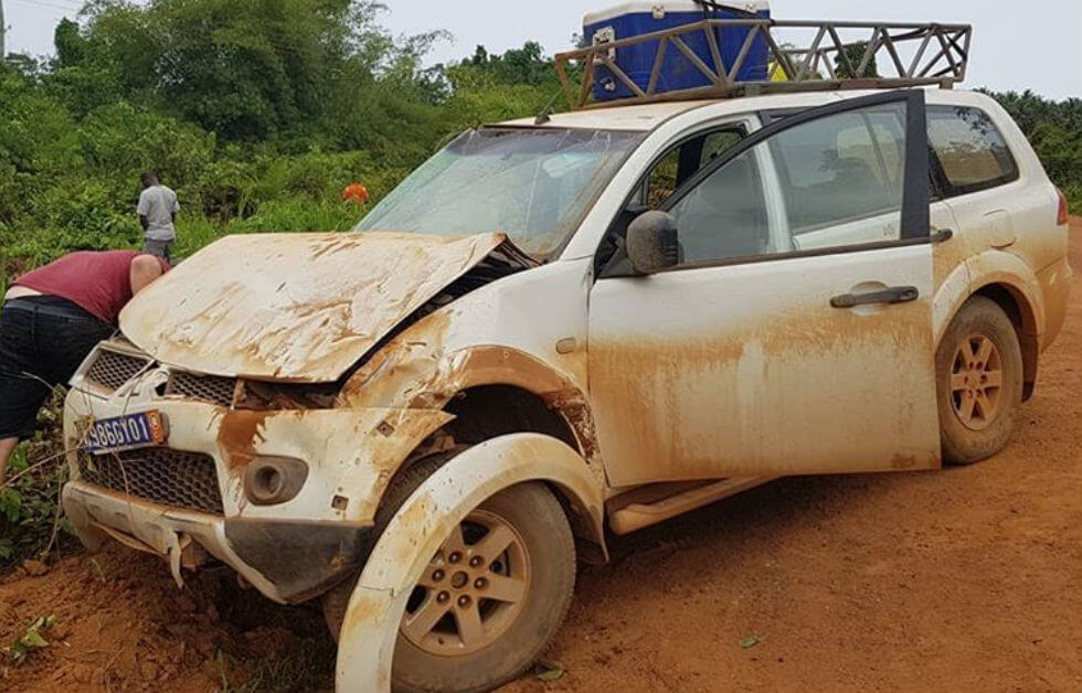 Heftig: auto Art Rooijakkers en team slaat over de kop in Ivoorkust