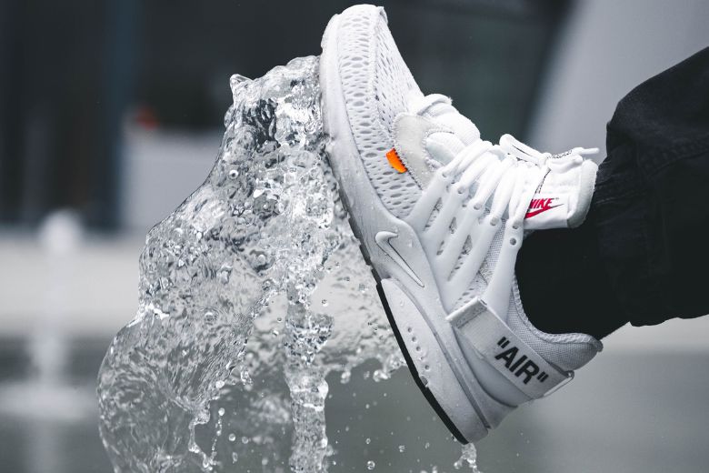 Met dit huismiddeltje zijn je sneakers binnen no-time weer spierwit
