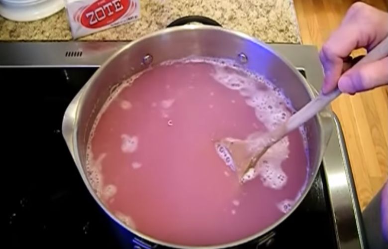 Zo maak je 2,5 liter wasmiddel voor nog geen 25 cent