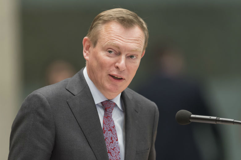 Twitter steekt minister Bruno Bruins een hart onder de riem na flauwvallen tijdens debat