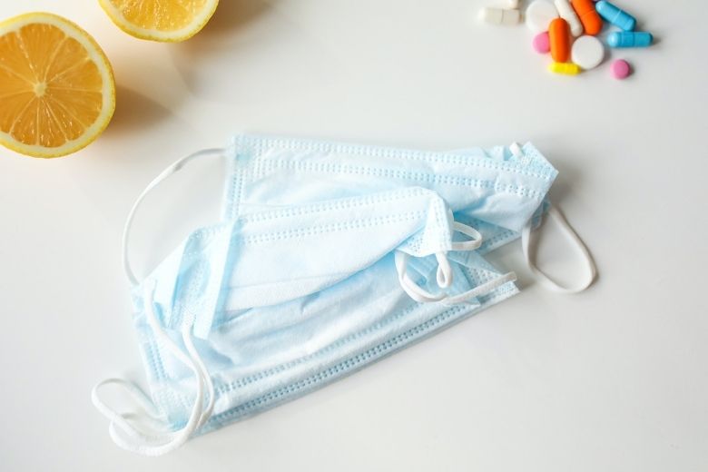Oorpijn door je mondkapje? Met deze truc voorkom je dat
