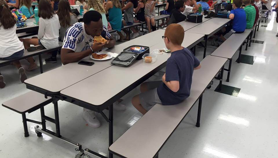 Dit gepeste autistische jongetje zit wéér in z'n eentje te eten.. Wat deze footballspeler dan doet verdient 1000 likes!
