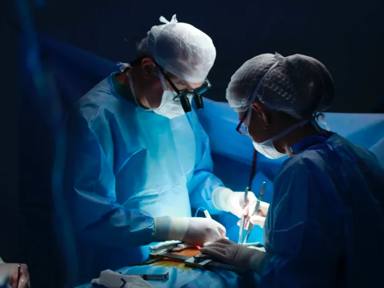 Man krijgt routinecontrole - dokter kijkt naar röntgenfoto en fluistert: "Het spijt me"