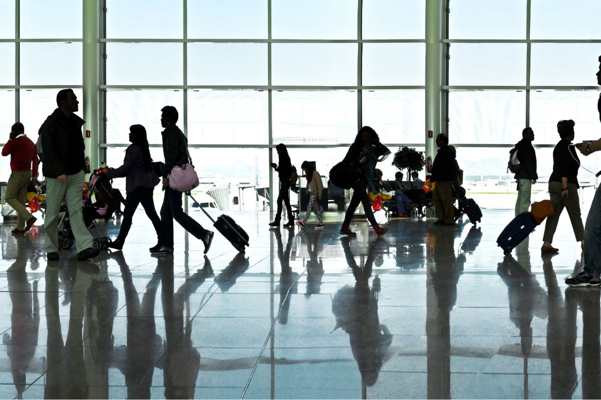 Stewardess onthult: zo vermijd je lange rijen op het vliegveld