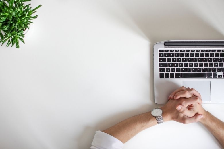 Aan het werk achter de computer? Zo voorkom je koude handen
