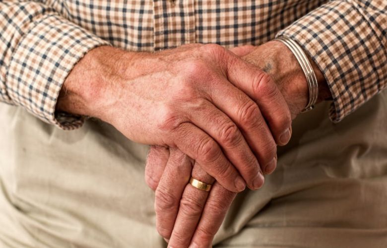 Stroomstootwapen ingezet tegen agressieve demente man (73)