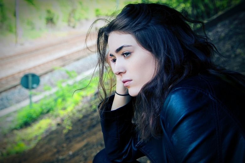 Moeder verbiedt dochter om bij de trouwerij van haar vader te zijn, maar dan gebeurt DIT