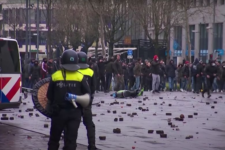 Rellen en vernietigingen in tien gemeenten na ingaan avondklok